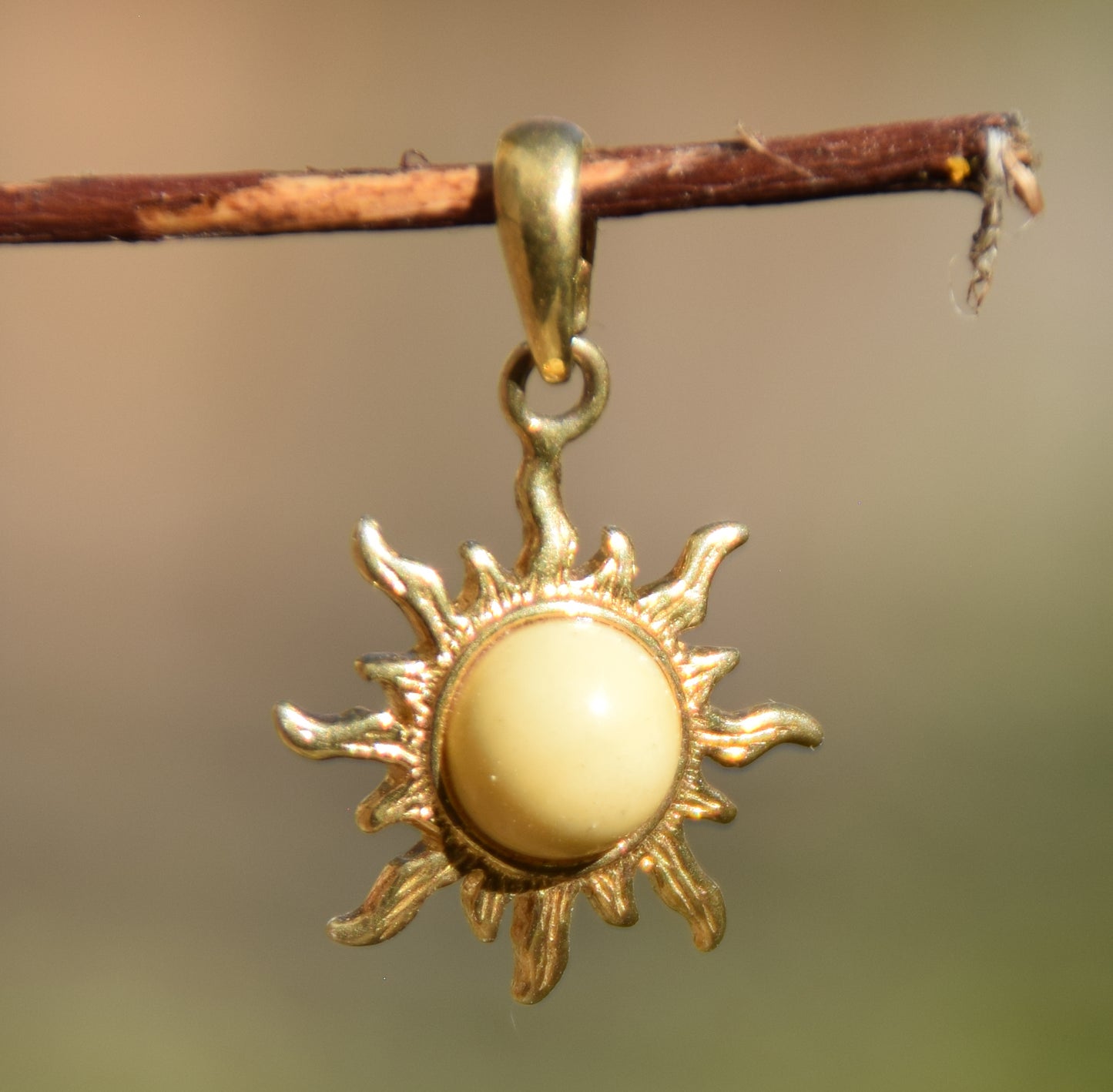 Ciondolo a sole con Ambra naturale imperiale e Argento placcato in Oro 18k, MJ Baltica, BZW043