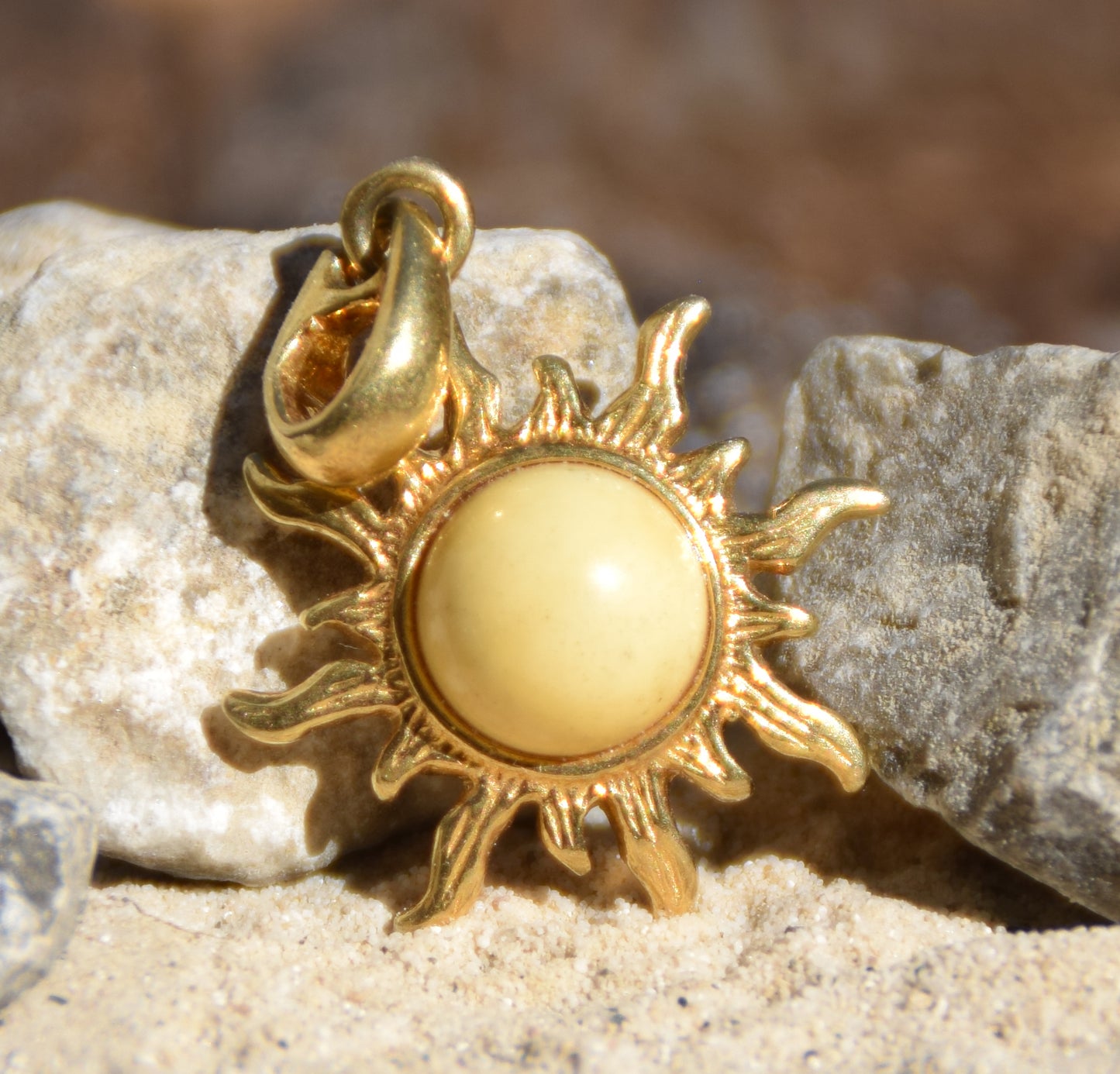 Ciondolo a sole con Ambra naturale imperiale e Argento placcato in Oro 18k, MJ Baltica, BZW043