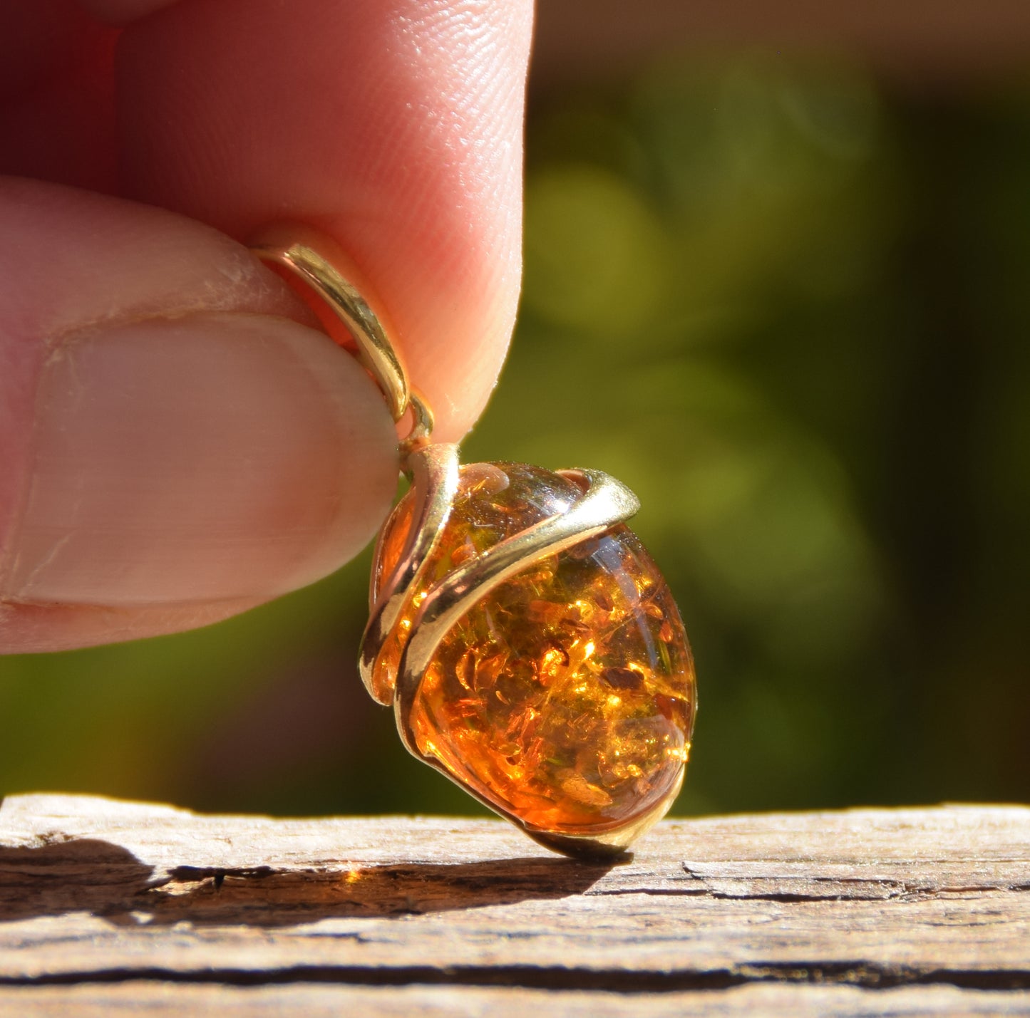 Ciondolo ovale con Ambra naturale color cognac e Argento 925 placcato in Oro 18k, MJ Baltica, BZW048