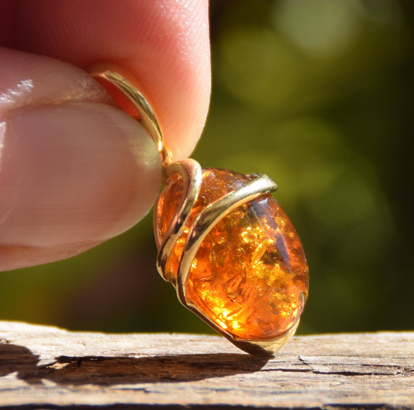 Ciondolo ovale con Ambra naturale color cognac e Argento 925 placcato in Oro 18k, MJ Baltica, BZW048
