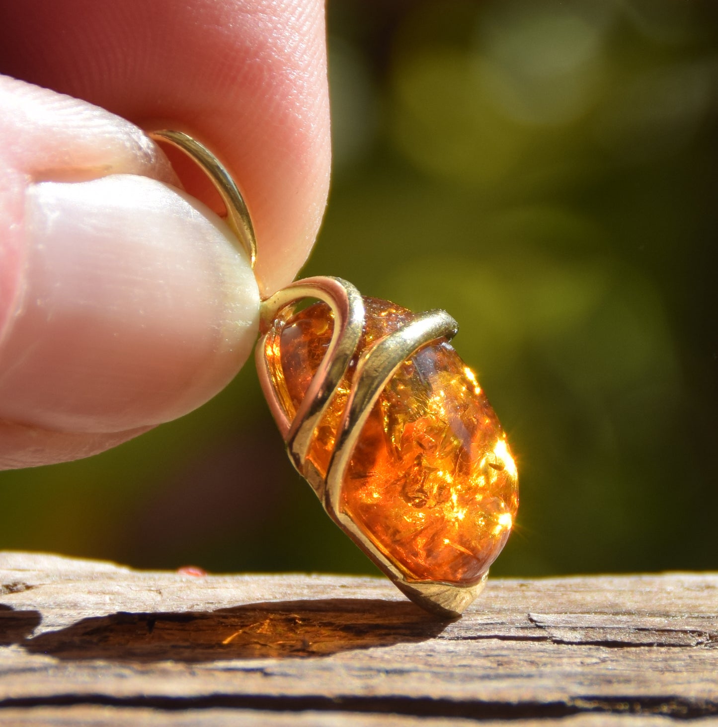 Ciondolo ovale con Ambra naturale color cognac e Argento 925 placcato in Oro 18k, MJ Baltica, BZW048