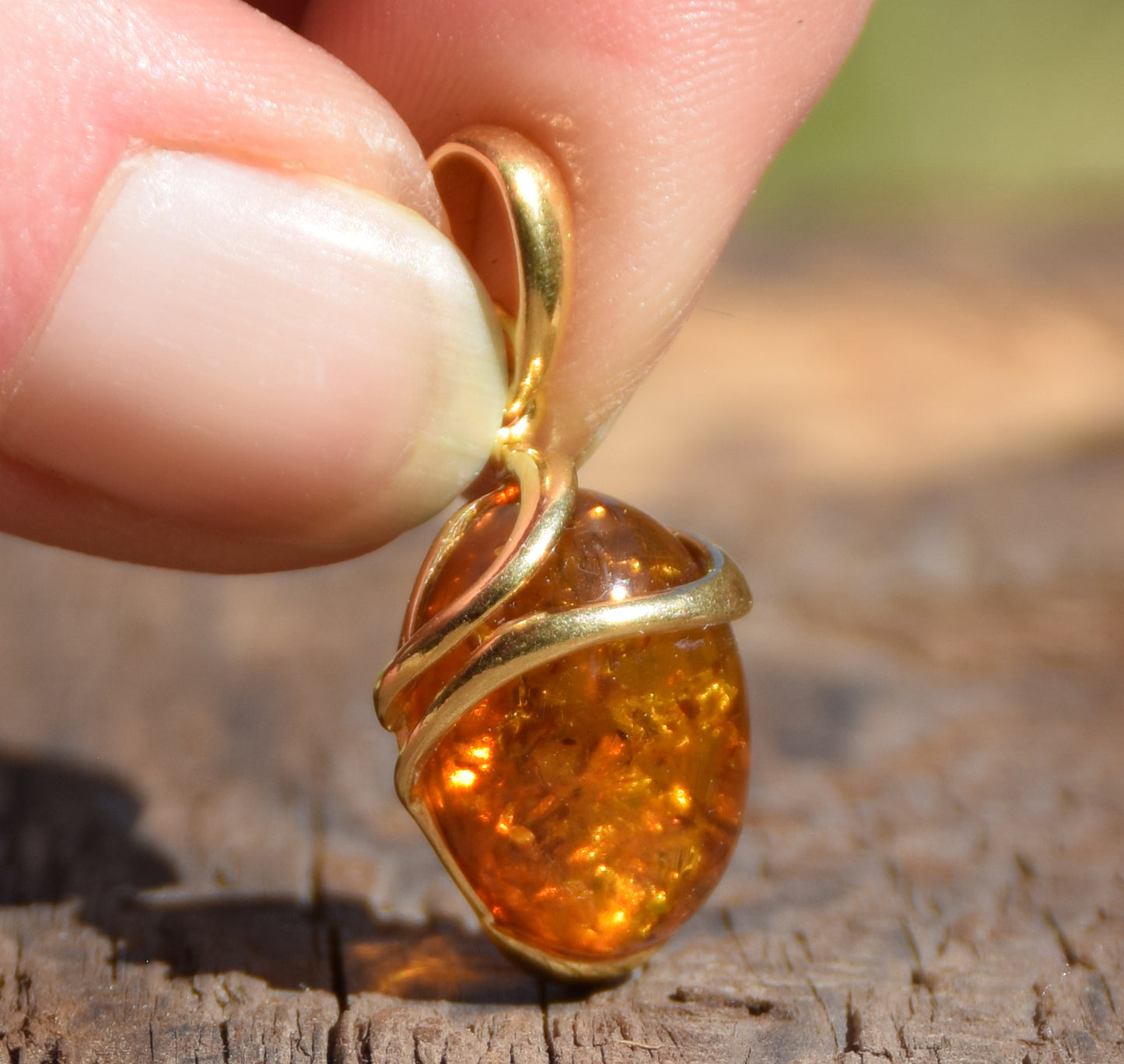 Ciondolo ovale con Ambra naturale color cognac e Argento 925 placcato in Oro 18k, MJ Baltica, BZW048