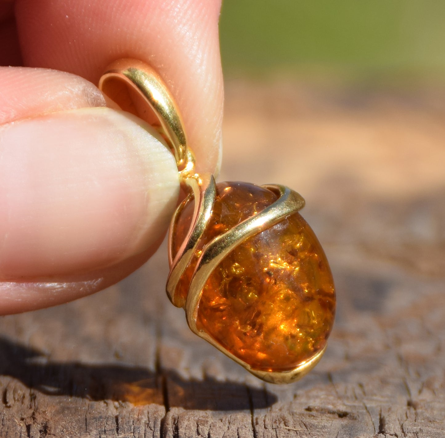 Ciondolo ovale con Ambra naturale color cognac e Argento 925 placcato in Oro 18k, MJ Baltica, BZW048