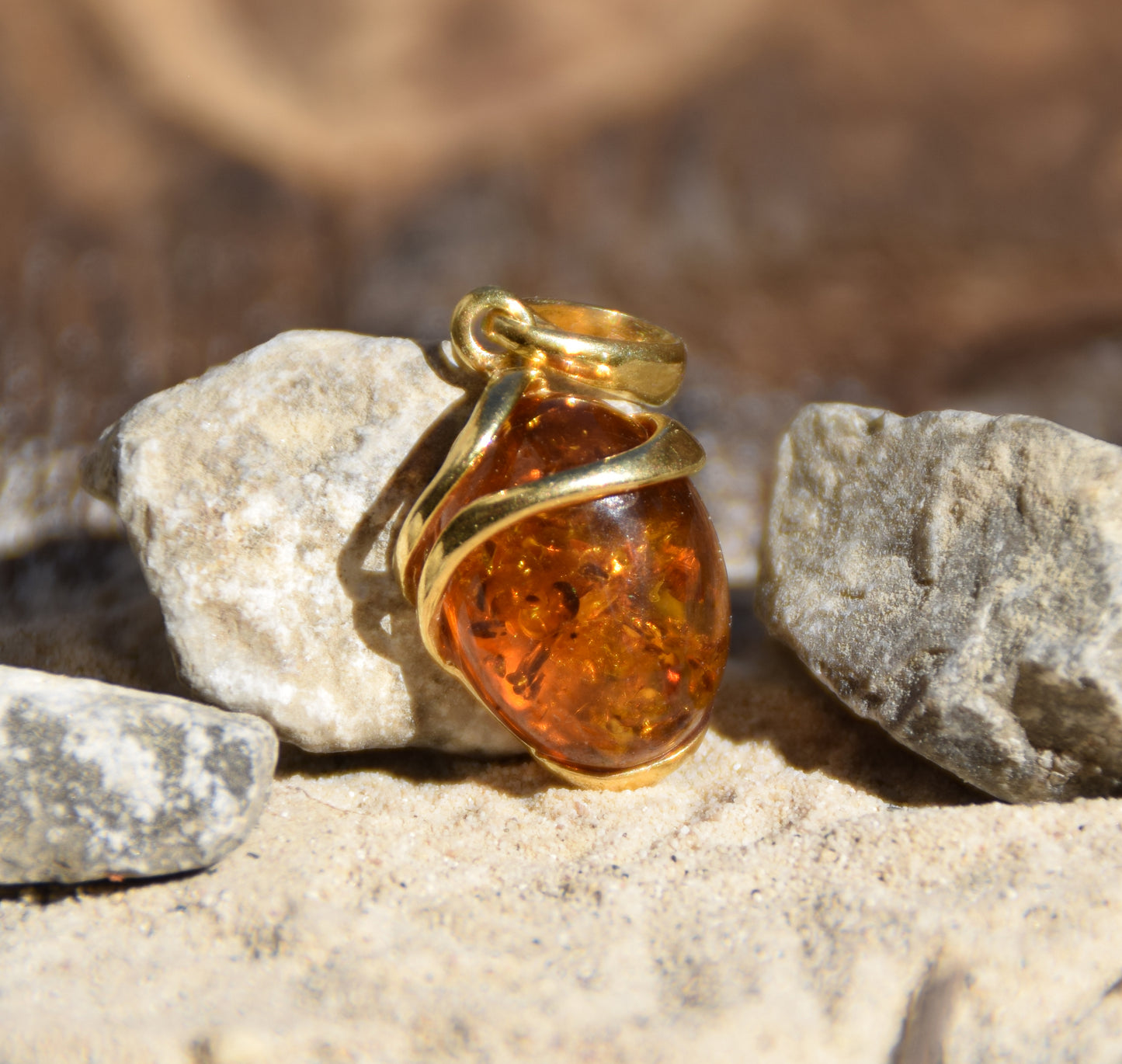 Ciondolo ovale con Ambra naturale color cognac e Argento 925 placcato in Oro 18k, MJ Baltica, BZW048