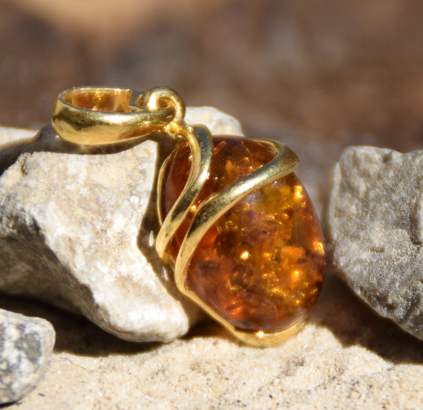 Ciondolo ovale con Ambra naturale color cognac e Argento 925 placcato in Oro 18k, MJ Baltica, BZW048