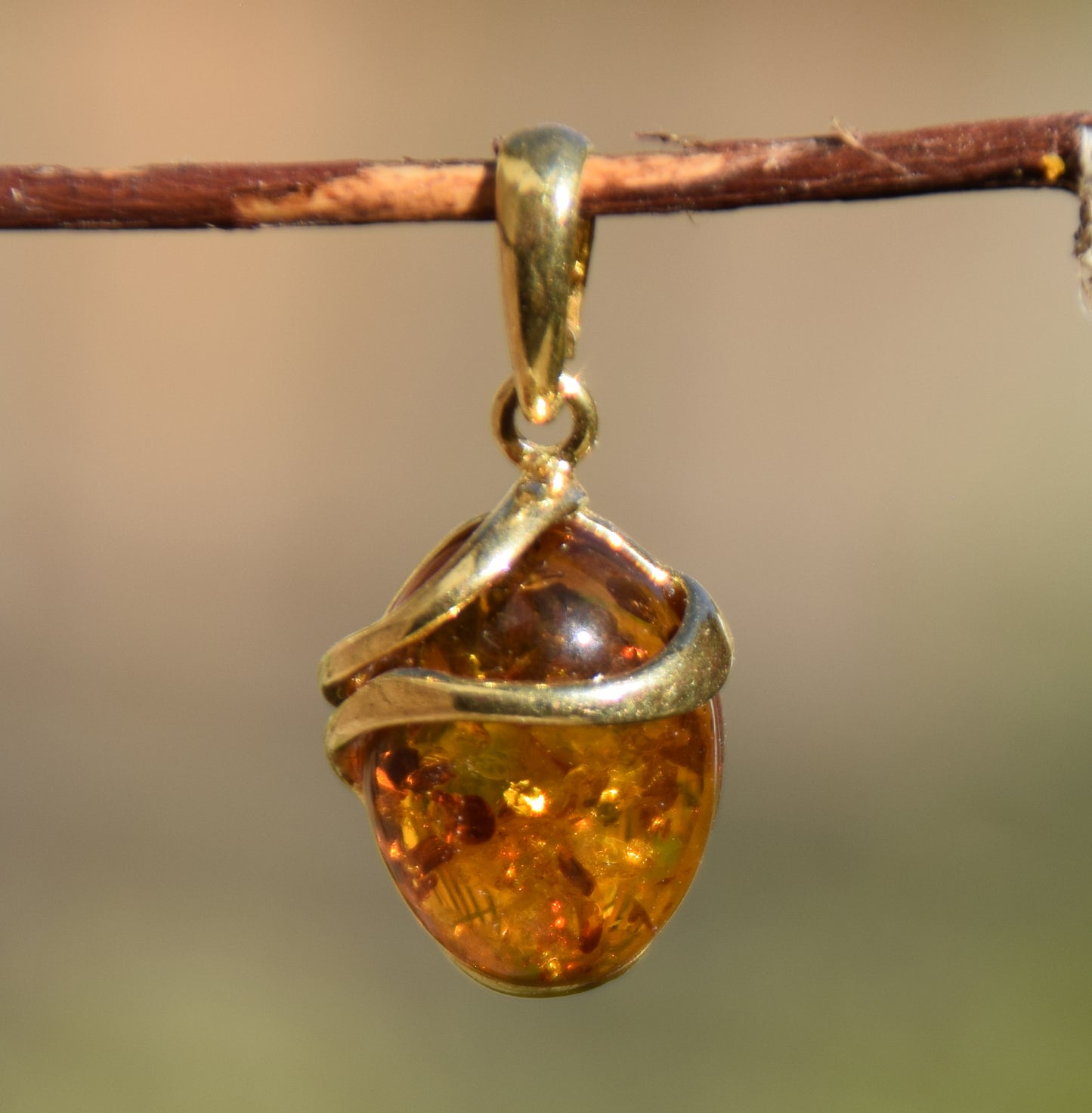 Ciondolo ovale con Ambra naturale color cognac e Argento 925 placcato in Oro 18k, MJ Baltica, BZW048