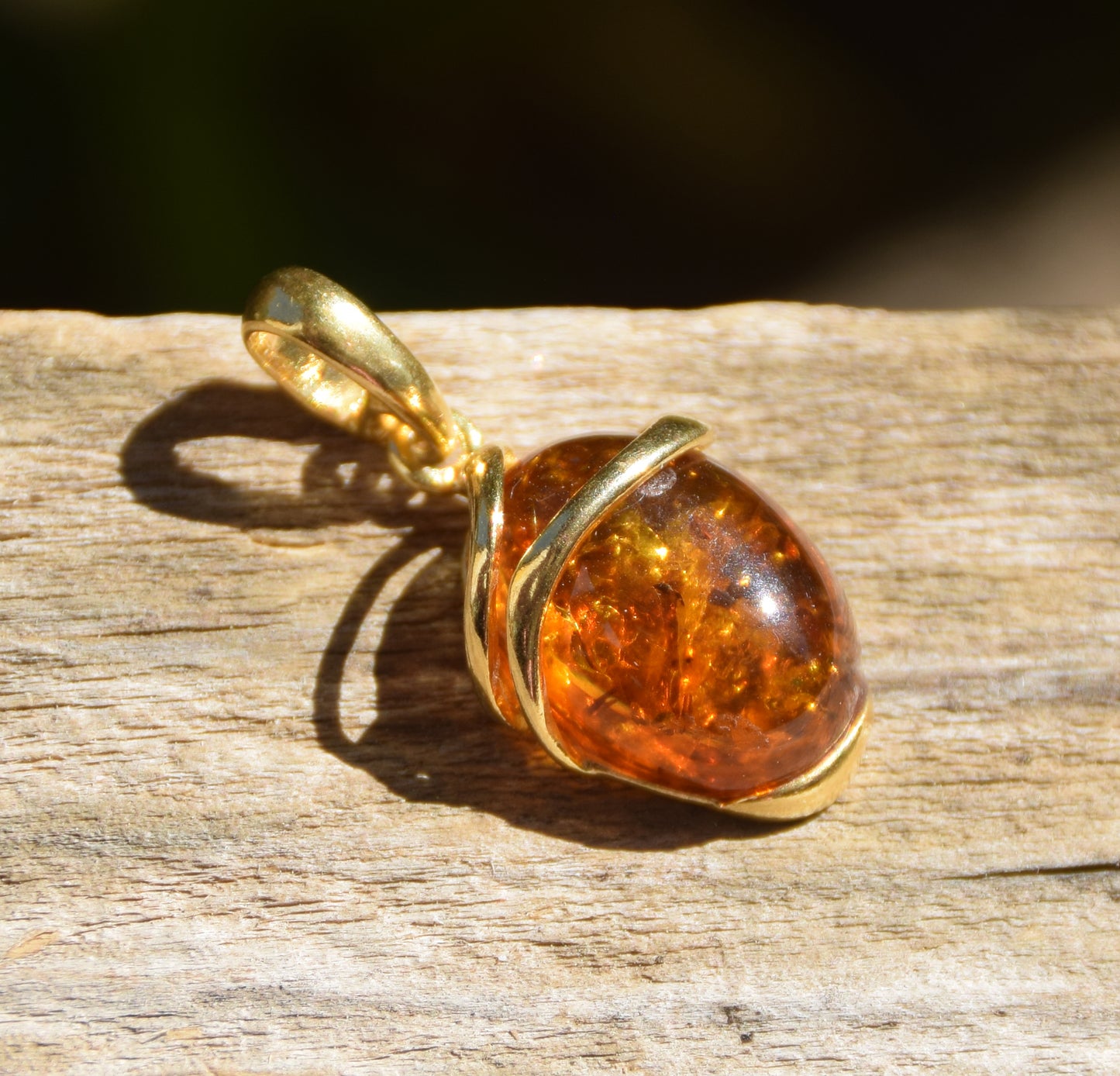 Ciondolo ovale con Ambra naturale color cognac e Argento 925 placcato in Oro 18k, MJ Baltica, BZW048