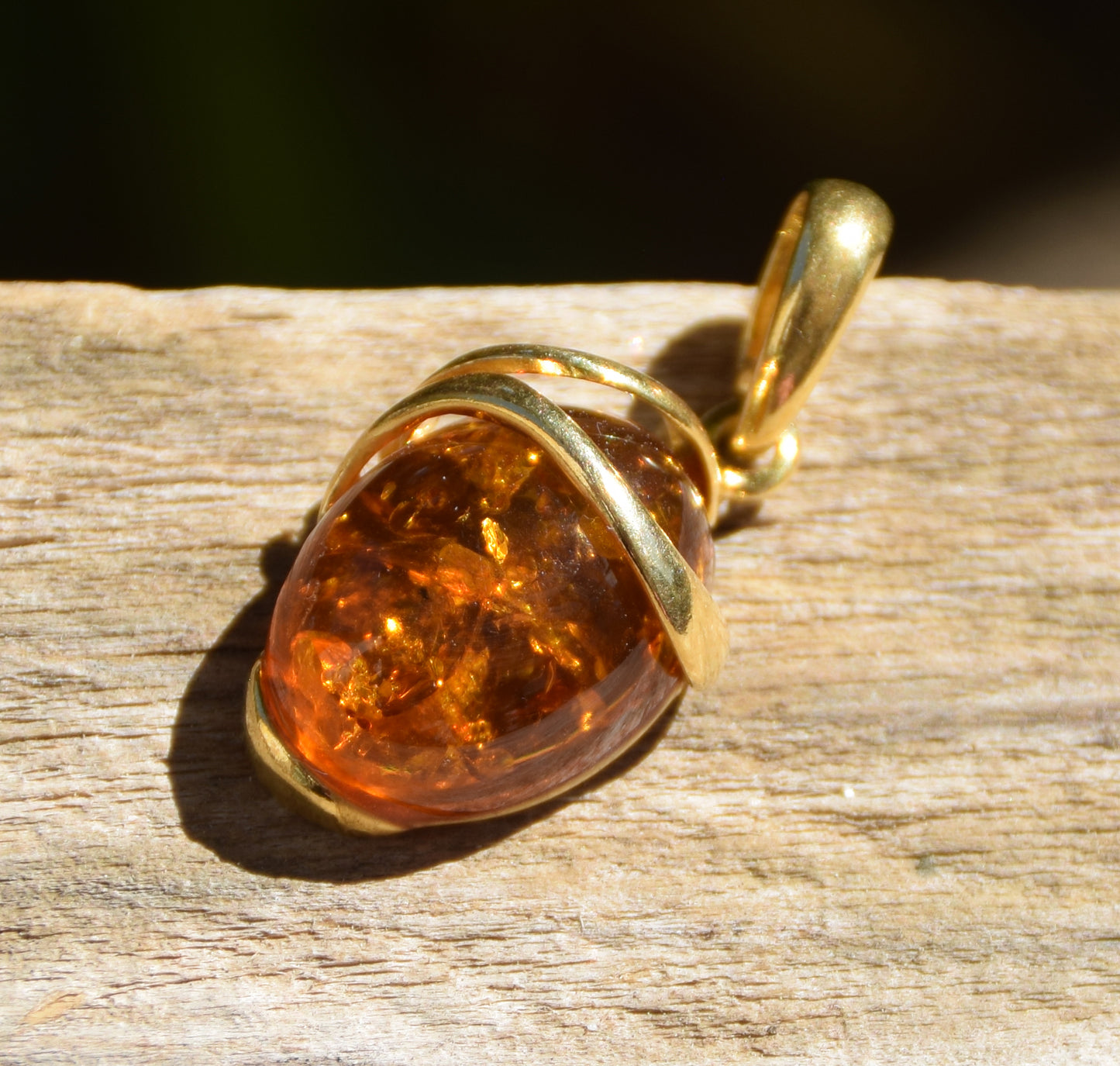 Ciondolo ovale con Ambra naturale color cognac e Argento 925 placcato in Oro 18k, MJ Baltica, BZW048
