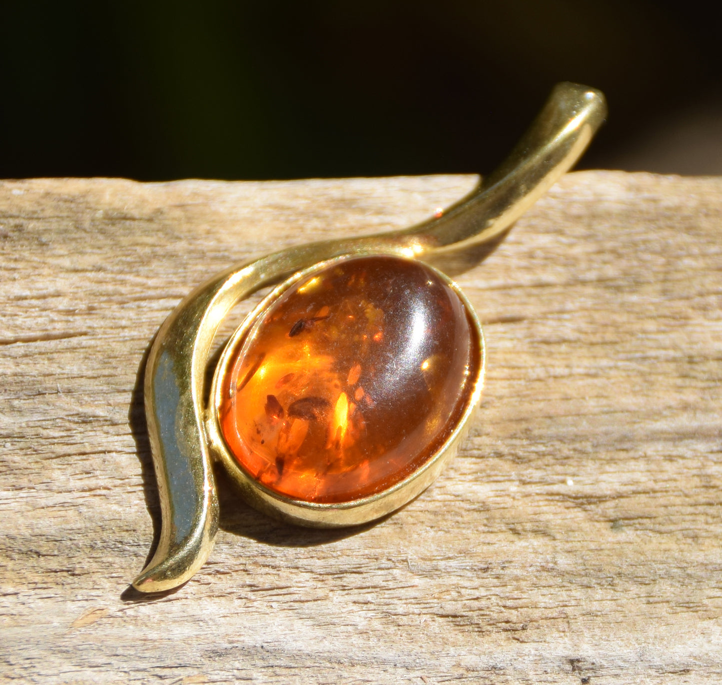 Elegante ciondolo lineare in Ambra naturale color cognac e Argento 925 placcato in Oro 18k, MJ Baltica, BZW049