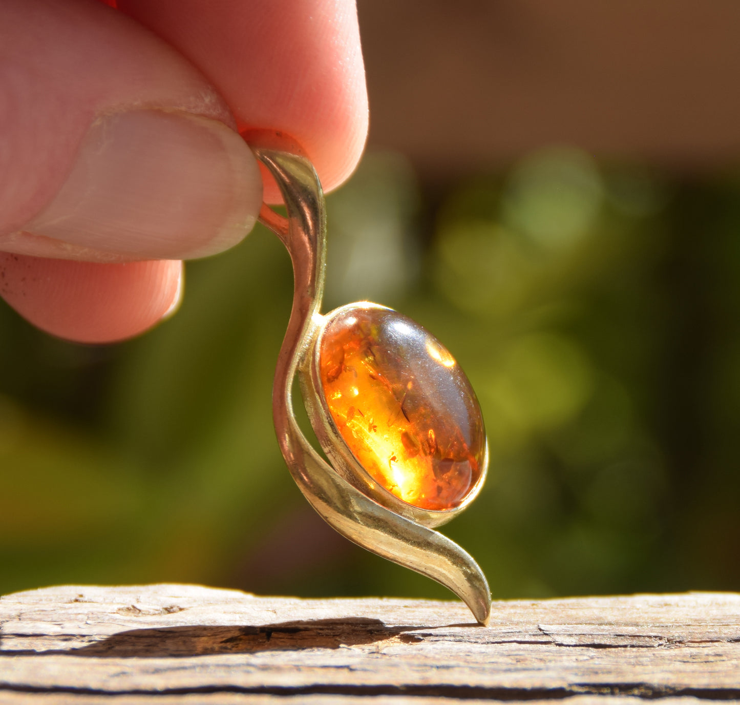 Elegante ciondolo lineare in Ambra naturale color cognac e Argento 925 placcato in Oro 18k, MJ Baltica, BZW049