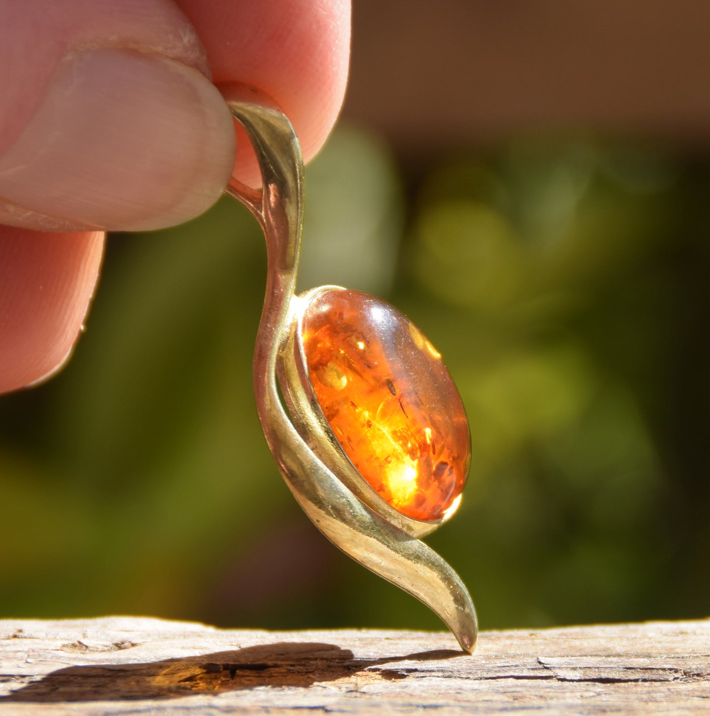 Elegante ciondolo lineare in Ambra naturale color cognac e Argento 925 placcato in Oro 18k, MJ Baltica, BZW049