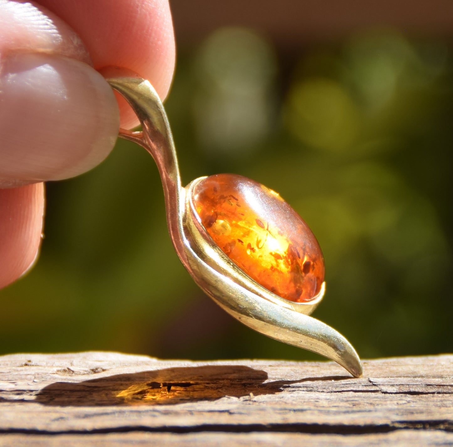 Elegante ciondolo lineare in Ambra naturale color cognac e Argento 925 placcato in Oro 18k, MJ Baltica, BZW049