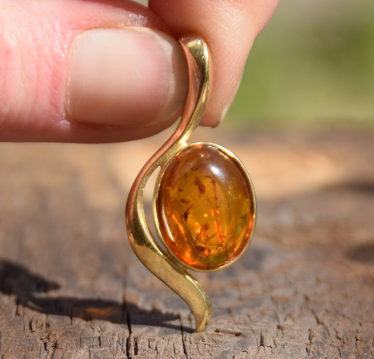 Elegante ciondolo lineare in Ambra naturale color cognac e Argento 925 placcato in Oro 18k, MJ Baltica, BZW049