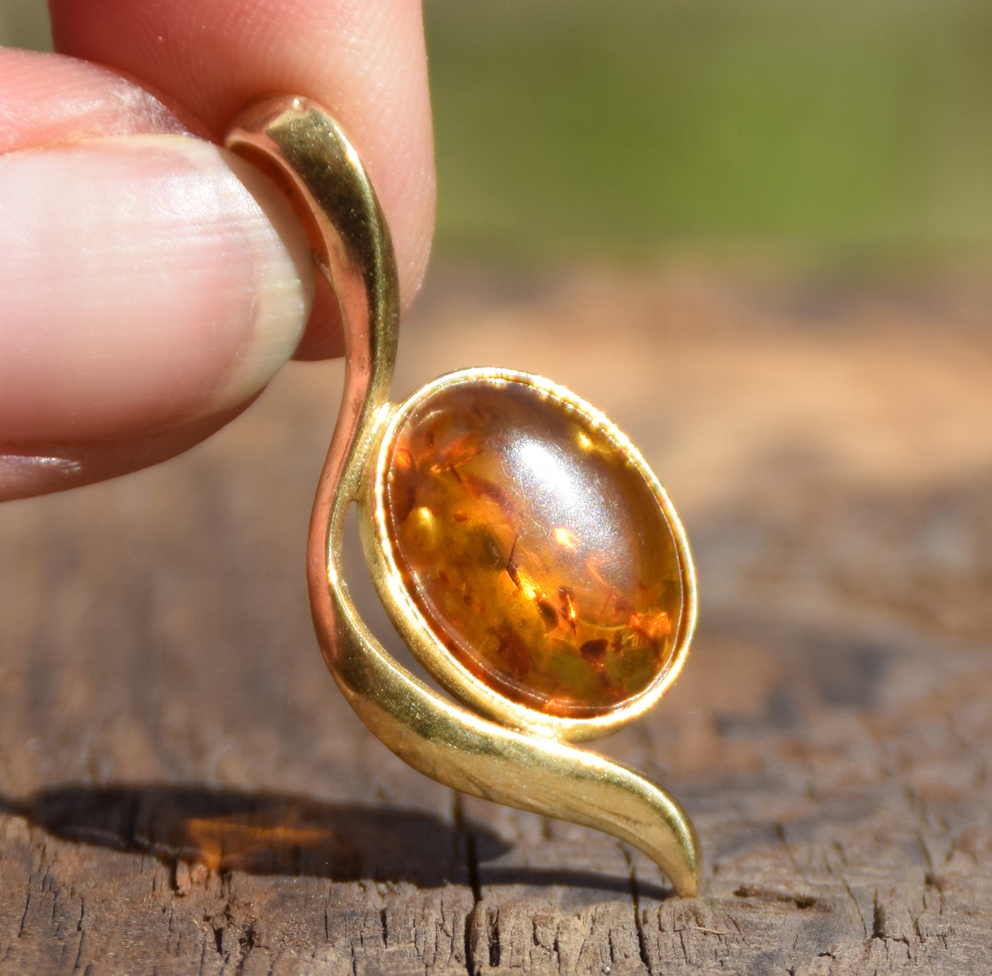 Elegante ciondolo lineare in Ambra naturale color cognac e Argento 925 placcato in Oro 18k, MJ Baltica, BZW049