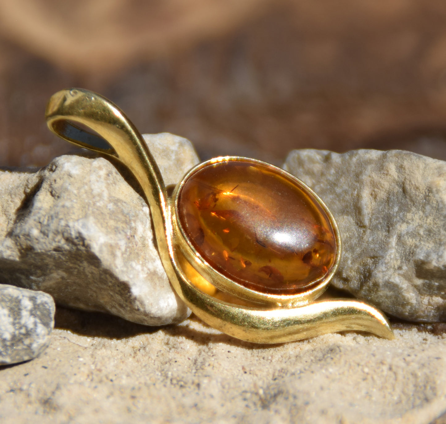 Elegante ciondolo lineare in Ambra naturale color cognac e Argento 925 placcato in Oro 18k, MJ Baltica, BZW049