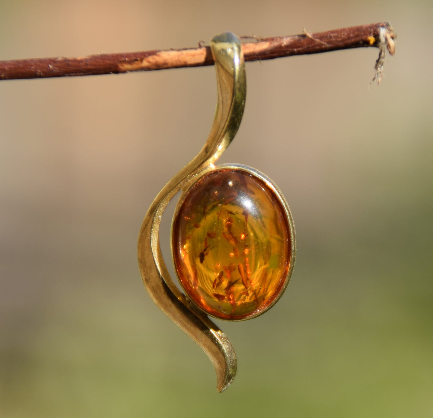 Elegante ciondolo lineare in Ambra naturale color cognac e Argento 925 placcato in Oro 18k, MJ Baltica, BZW049