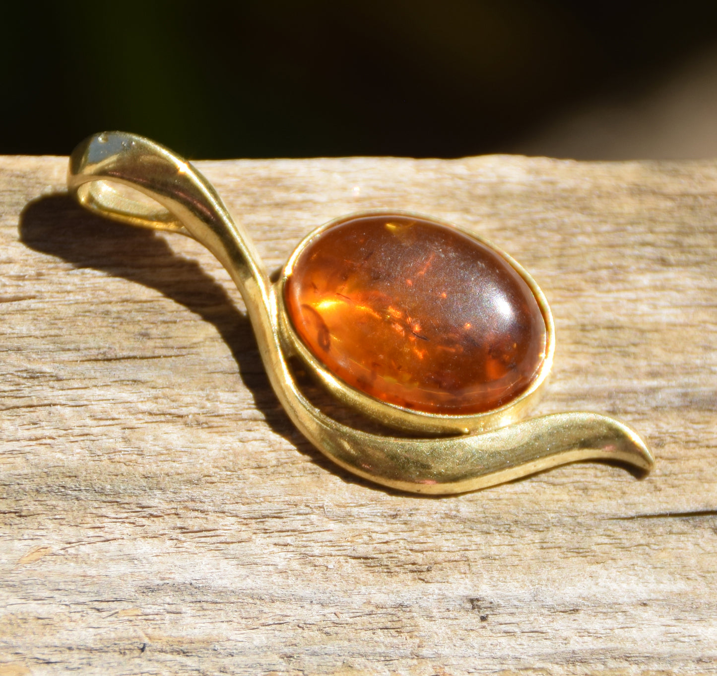 Elegante ciondolo lineare in Ambra naturale color cognac e Argento 925 placcato in Oro 18k, MJ Baltica, BZW049