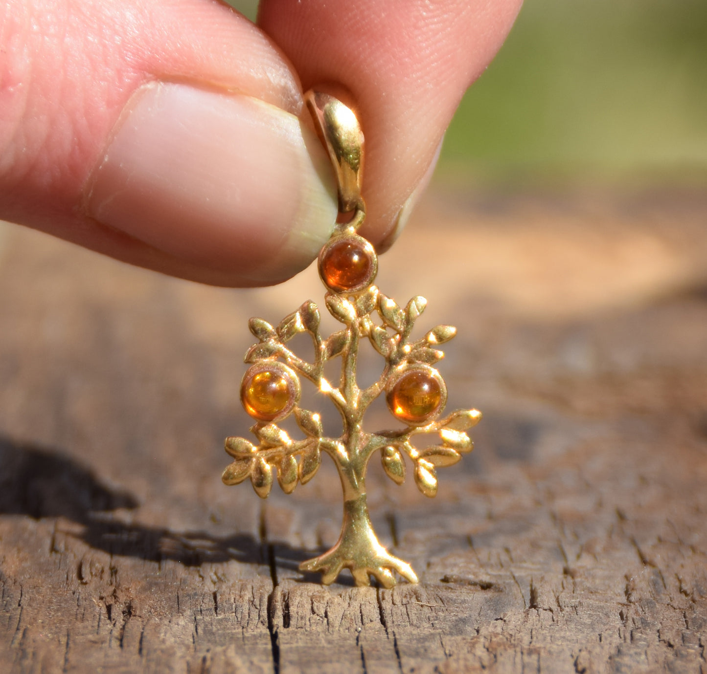 Ciondolo con albero della vita in Ambra naturale color cognac e Argento 925 placcato in Oro 18k, MJ Baltica, BZW052