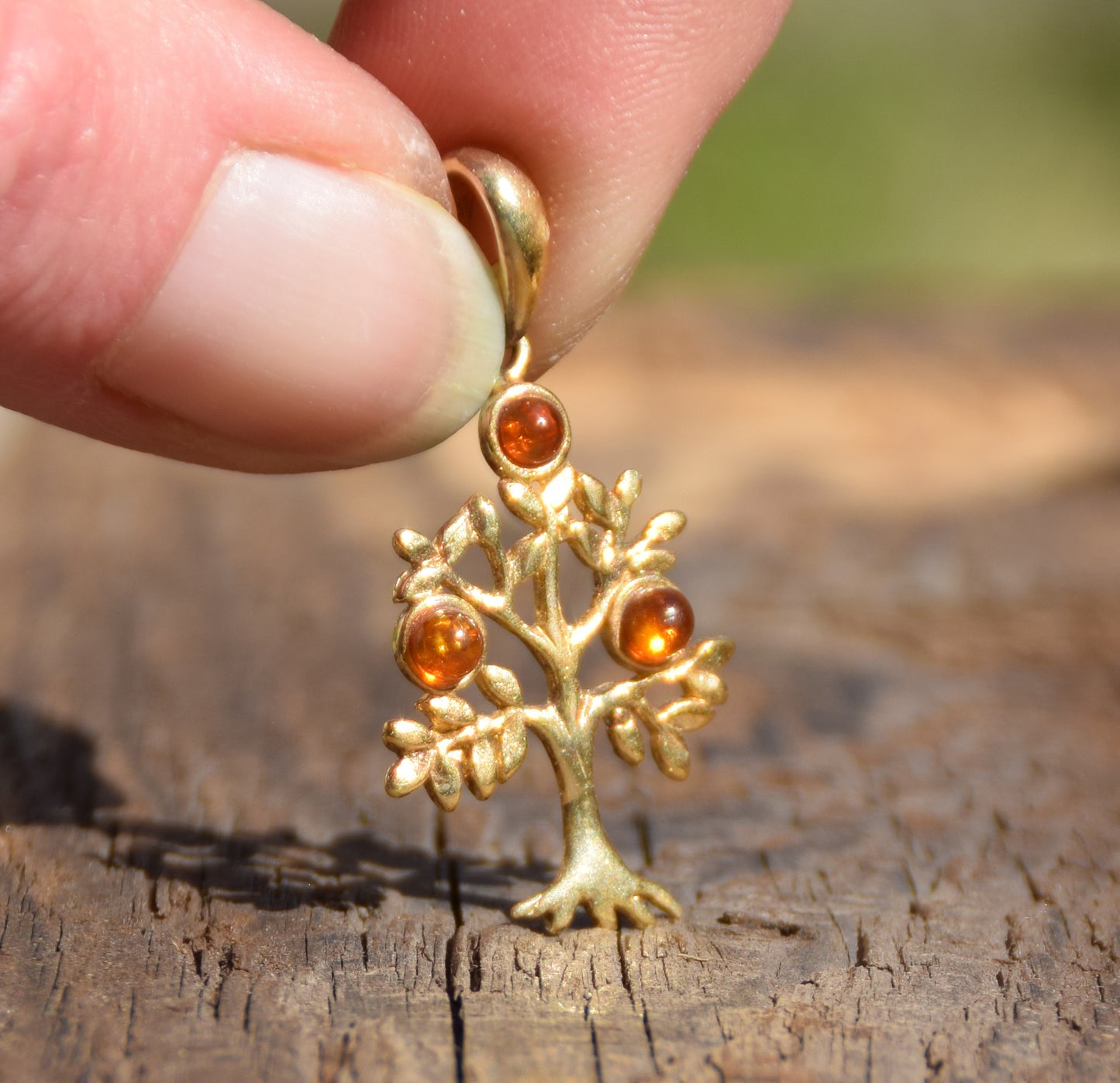 Ciondolo con albero della vita in Ambra naturale color cognac e Argento 925 placcato in Oro 18k, MJ Baltica, BZW052