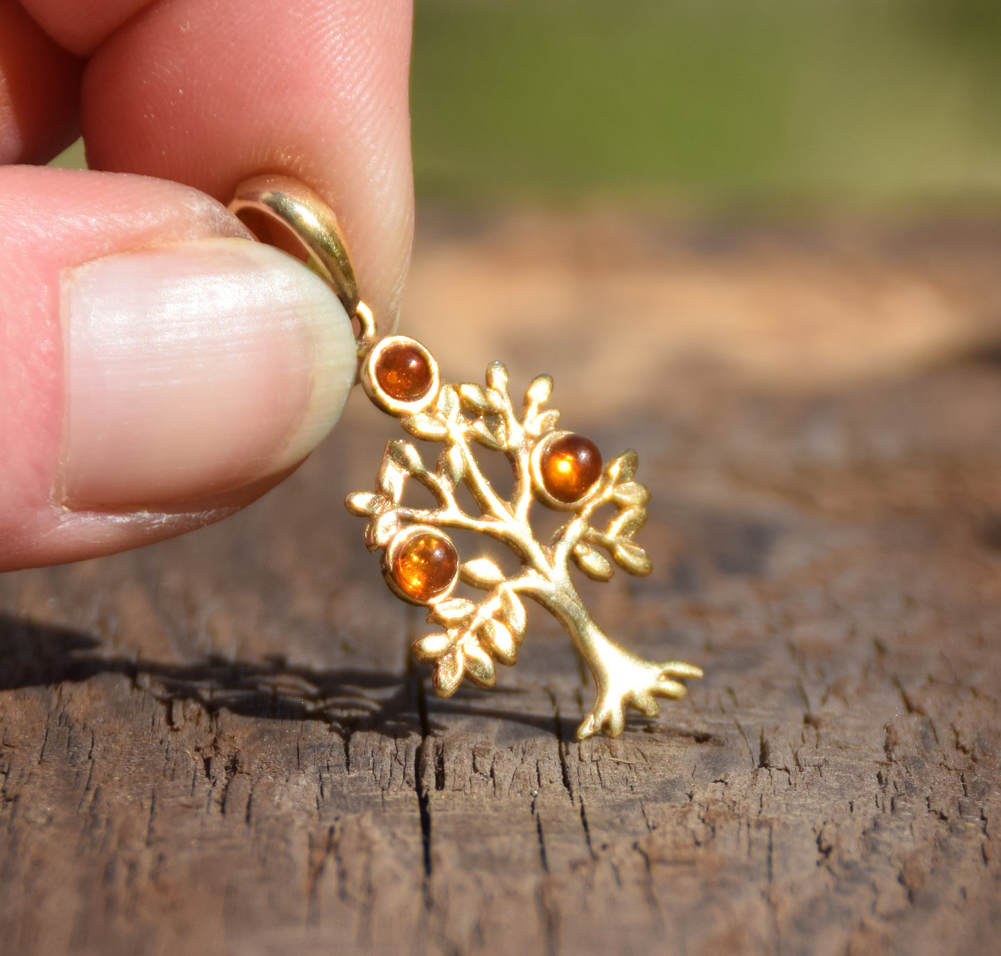 Ciondolo con albero della vita in Ambra naturale color cognac e Argento 925 placcato in Oro 18k, MJ Baltica, BZW052