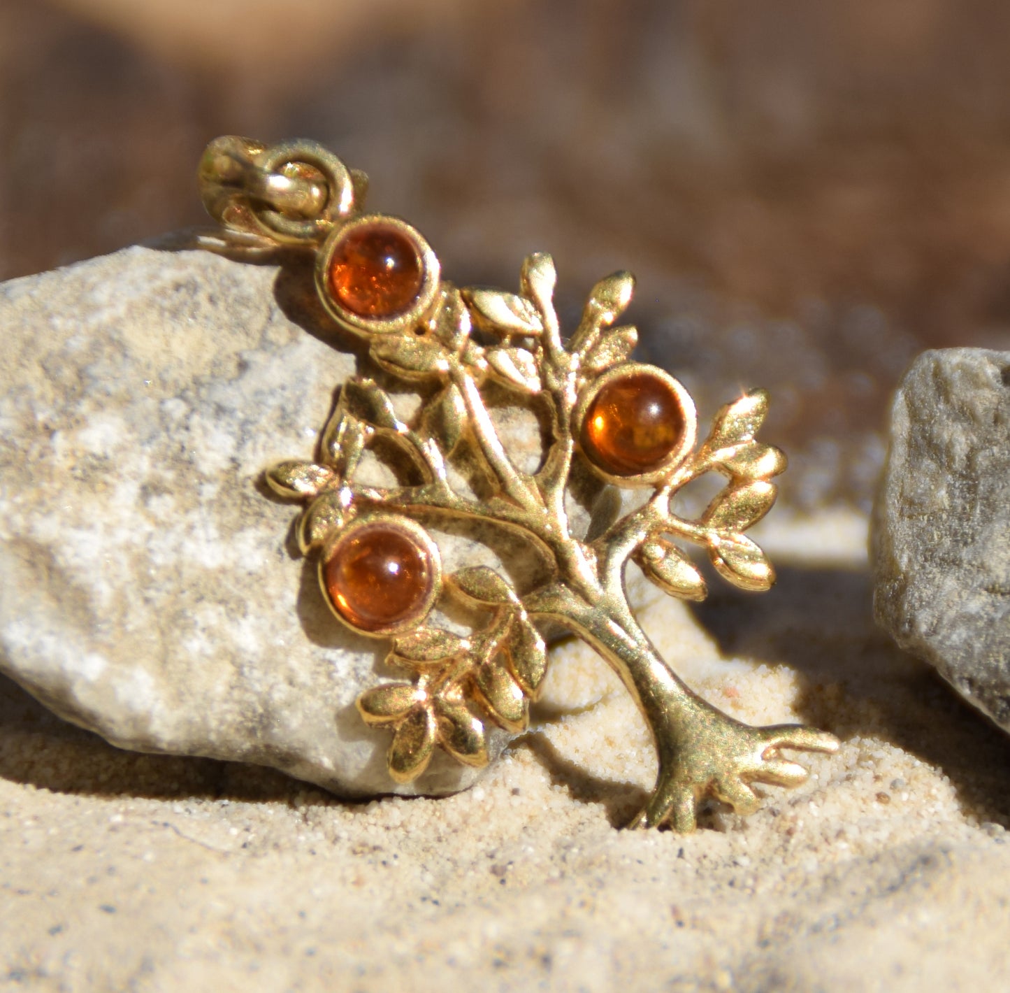 Ciondolo con albero della vita in Ambra naturale color cognac e Argento 925 placcato in Oro 18k, MJ Baltica, BZW052