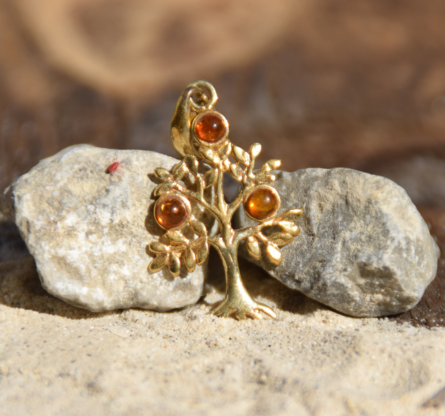 Ciondolo con albero della vita in Ambra naturale color cognac e Argento 925 placcato in Oro 18k, MJ Baltica, BZW052