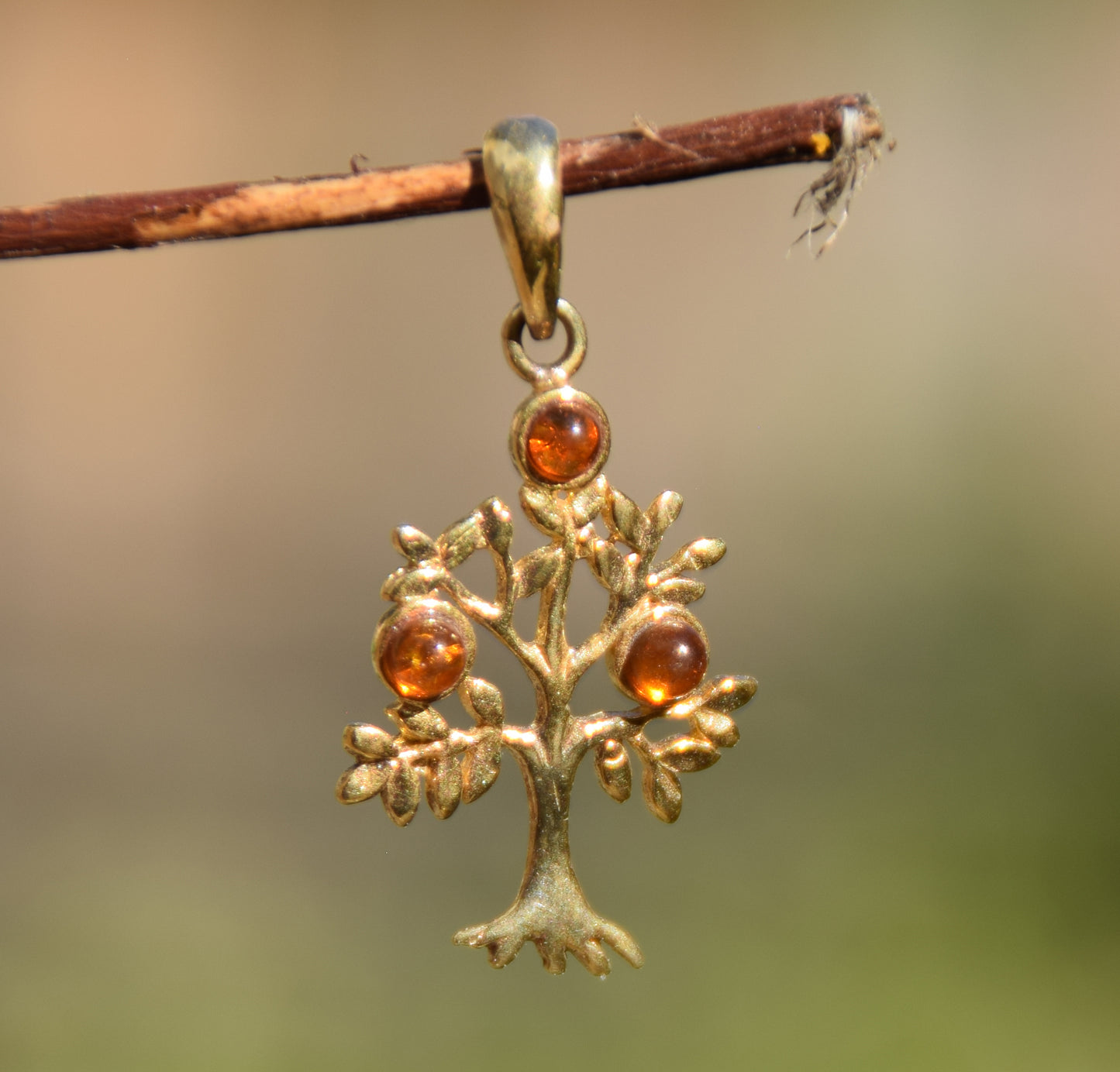 Ciondolo con albero della vita in Ambra naturale color cognac e Argento 925 placcato in Oro 18k, MJ Baltica, BZW052