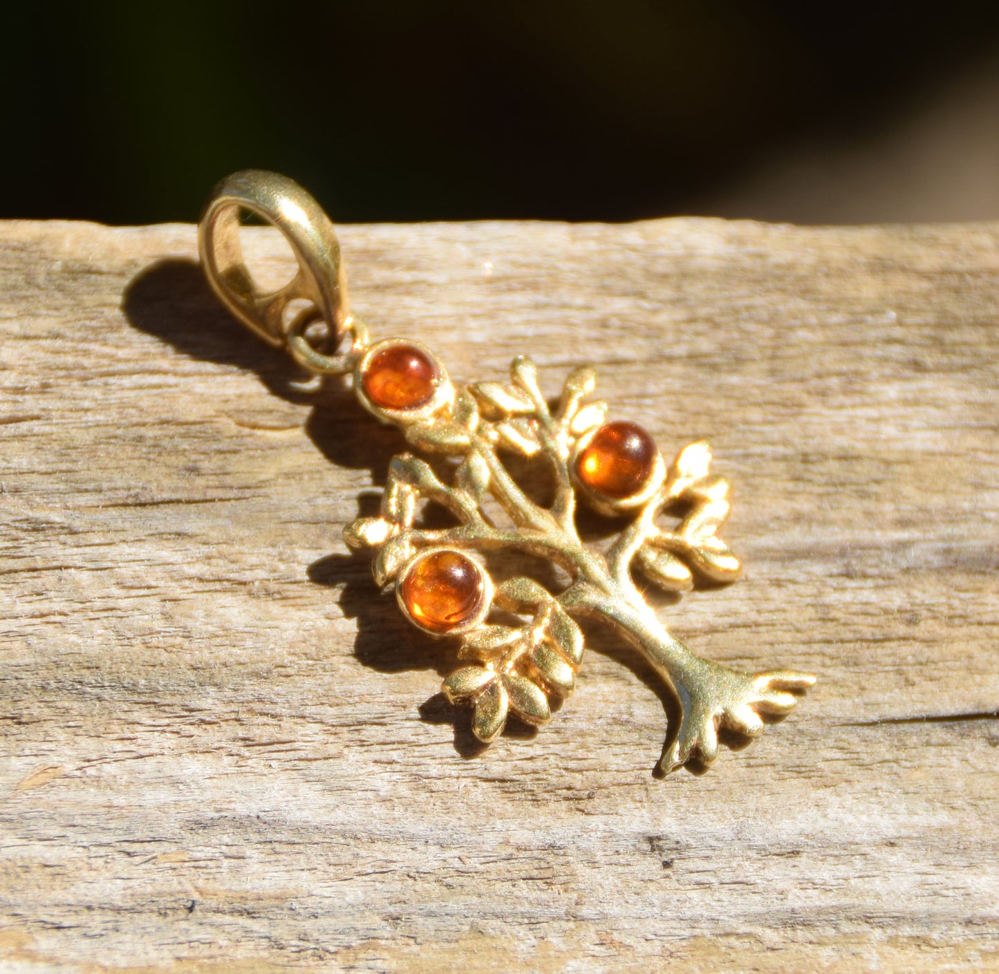 Ciondolo con albero della vita in Ambra naturale color cognac e Argento 925 placcato in Oro 18k, MJ Baltica, BZW052