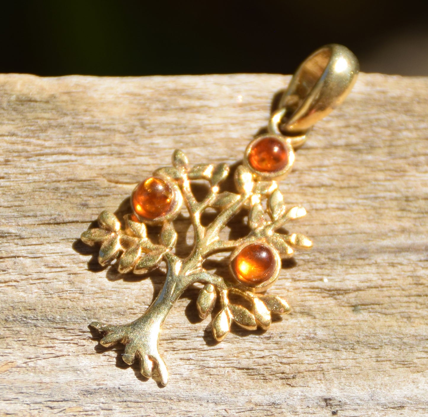 Ciondolo con albero della vita in Ambra naturale color cognac e Argento 925 placcato in Oro 18k, MJ Baltica, BZW052