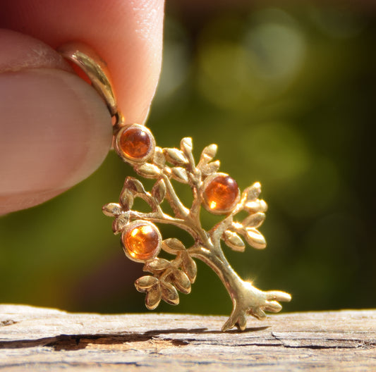 Ciondolo con albero della vita in Ambra naturale color cognac e Argento 925 placcato in Oro 18k, MJ Baltica, BZW052