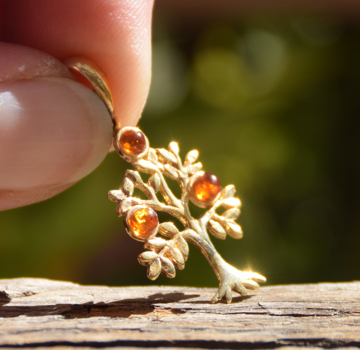 Ciondolo con albero della vita in Ambra naturale color cognac e Argento 925 placcato in Oro 18k, MJ Baltica, BZW052