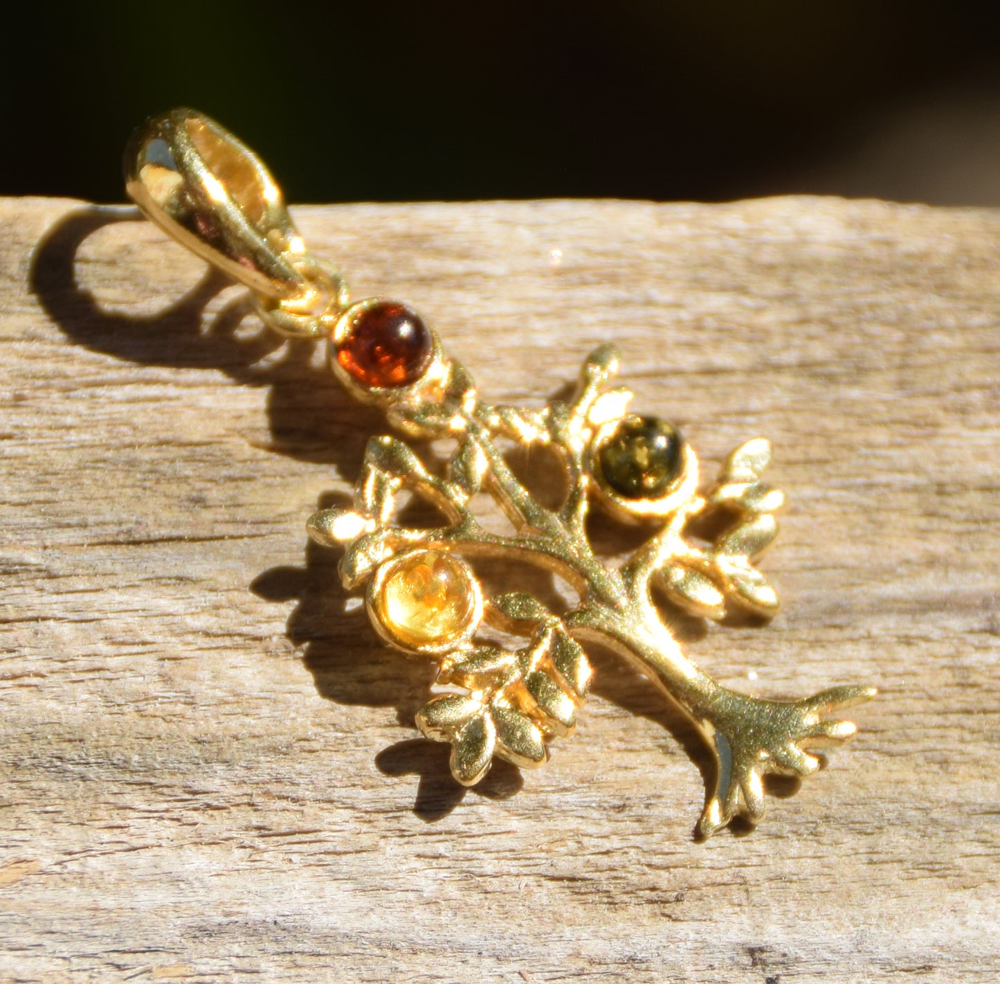 Ciondolo con albero della vita in Ambra naturale di varie tonalità e Argento 925 placcato in Oro 18k, MJ Baltica, BZW053