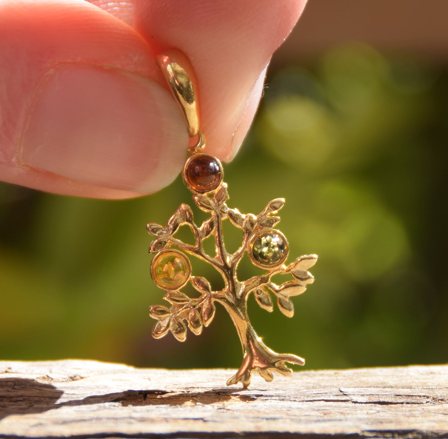 Ciondolo con albero della vita in Ambra naturale di varie tonalità e Argento 925 placcato in Oro 18k, MJ Baltica, BZW053
