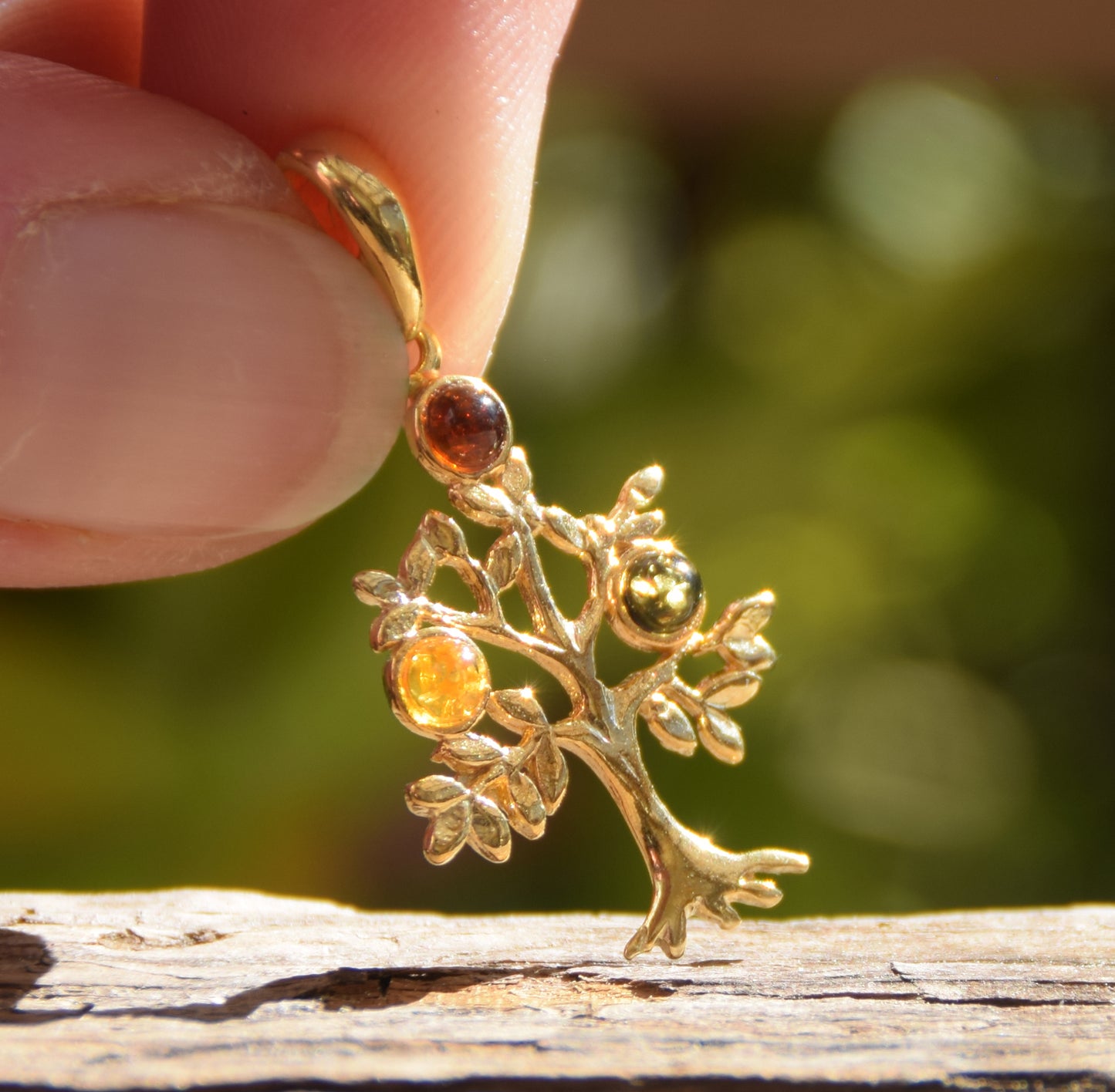 Ciondolo con albero della vita in Ambra naturale di varie tonalità e Argento 925 placcato in Oro 18k, MJ Baltica, BZW053