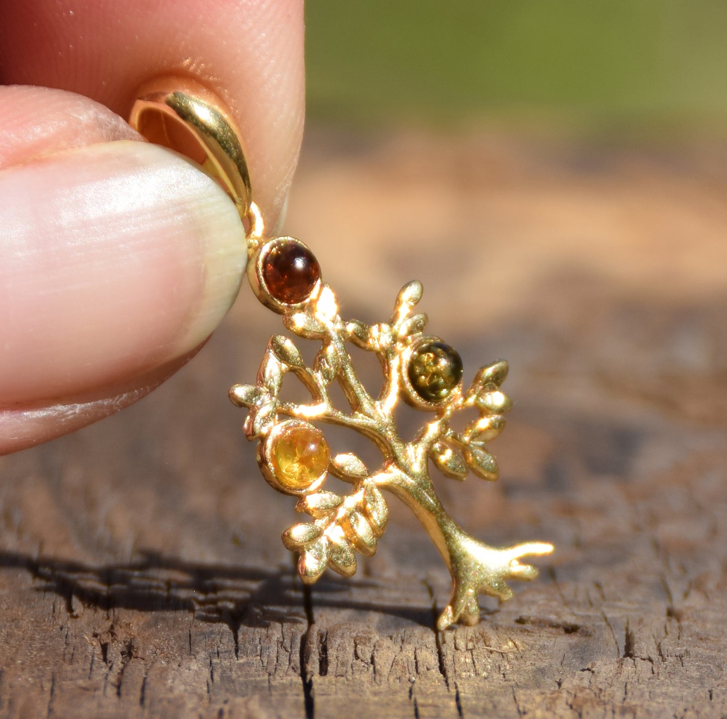 Ciondolo con albero della vita in Ambra naturale di varie tonalità e Argento 925 placcato in Oro 18k, MJ Baltica, BZW053