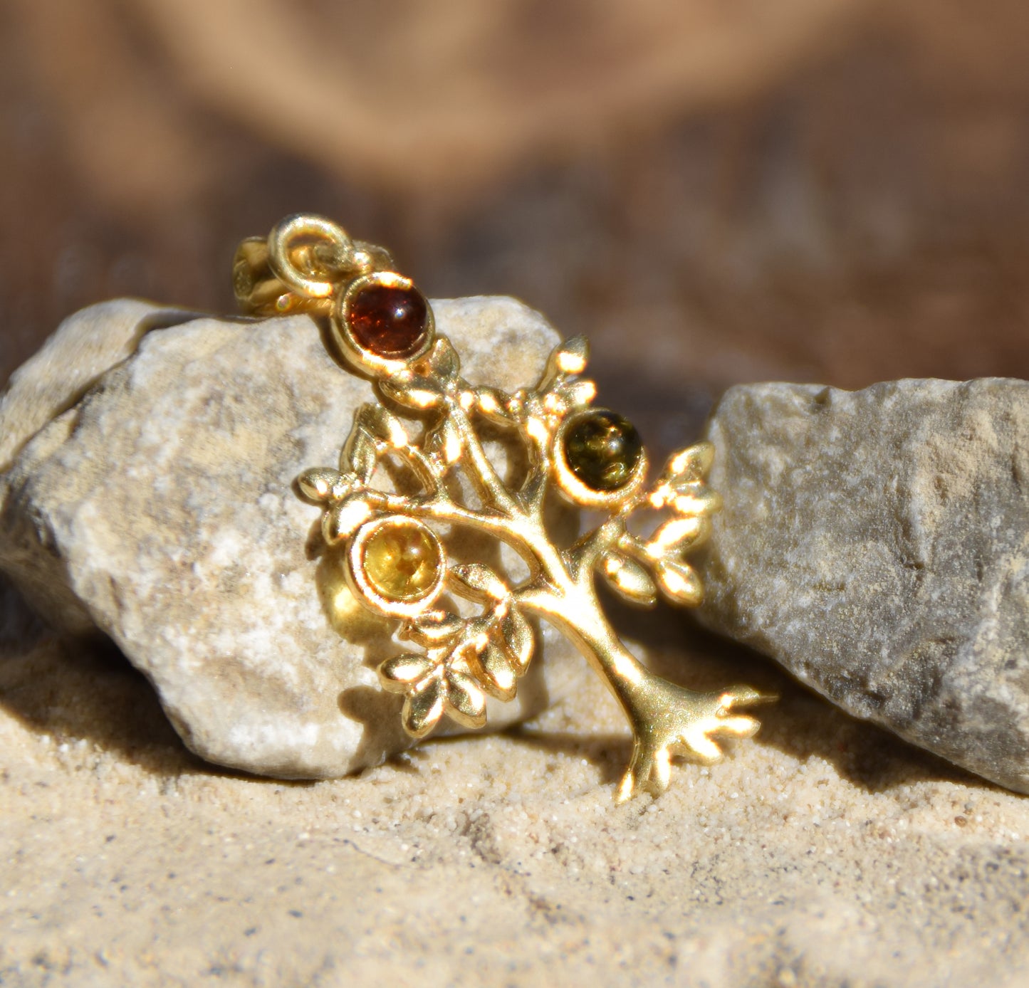 Ciondolo con albero della vita in Ambra naturale di varie tonalità e Argento 925 placcato in Oro 18k, MJ Baltica, BZW053