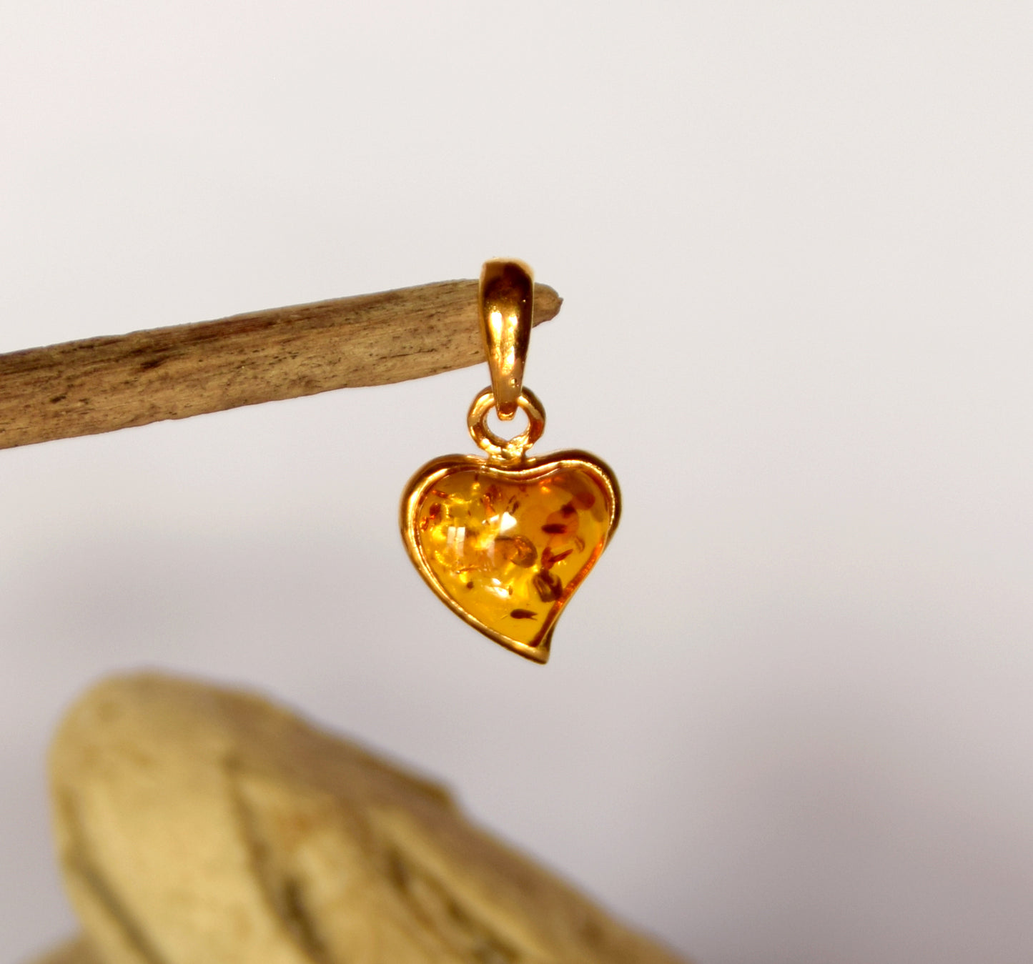 Romantico ciondolo con il cuore di Ambra naturale color cognac e Argento placcato in Oro 18k, MJ Baltica, BZW054