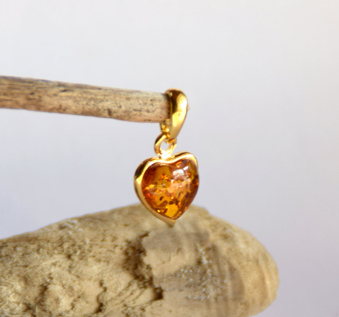Romantico ciondolo con il cuore di Ambra naturale color cognac e Argento placcato in Oro 18k, MJ Baltica, BZW054