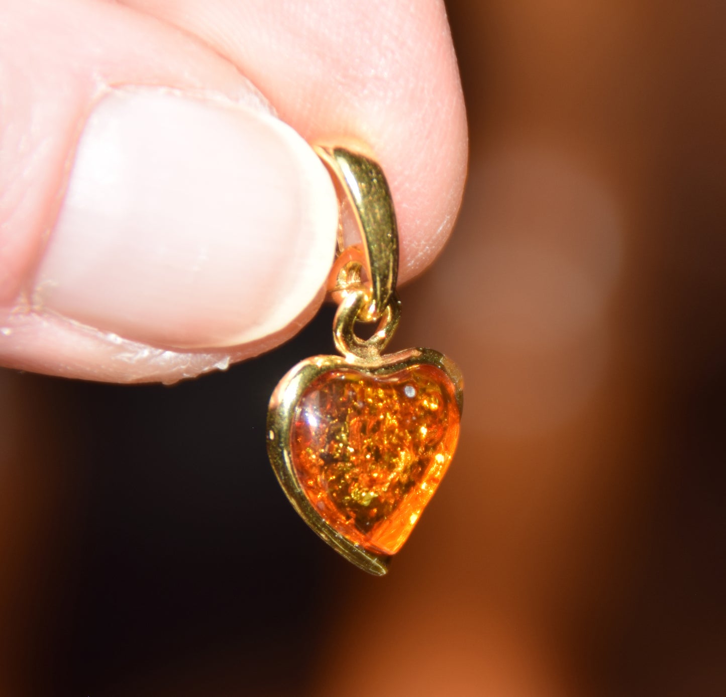 Romantico ciondolo con il cuore di Ambra naturale color cognac e Argento placcato in Oro 18k, MJ Baltica, BZW054