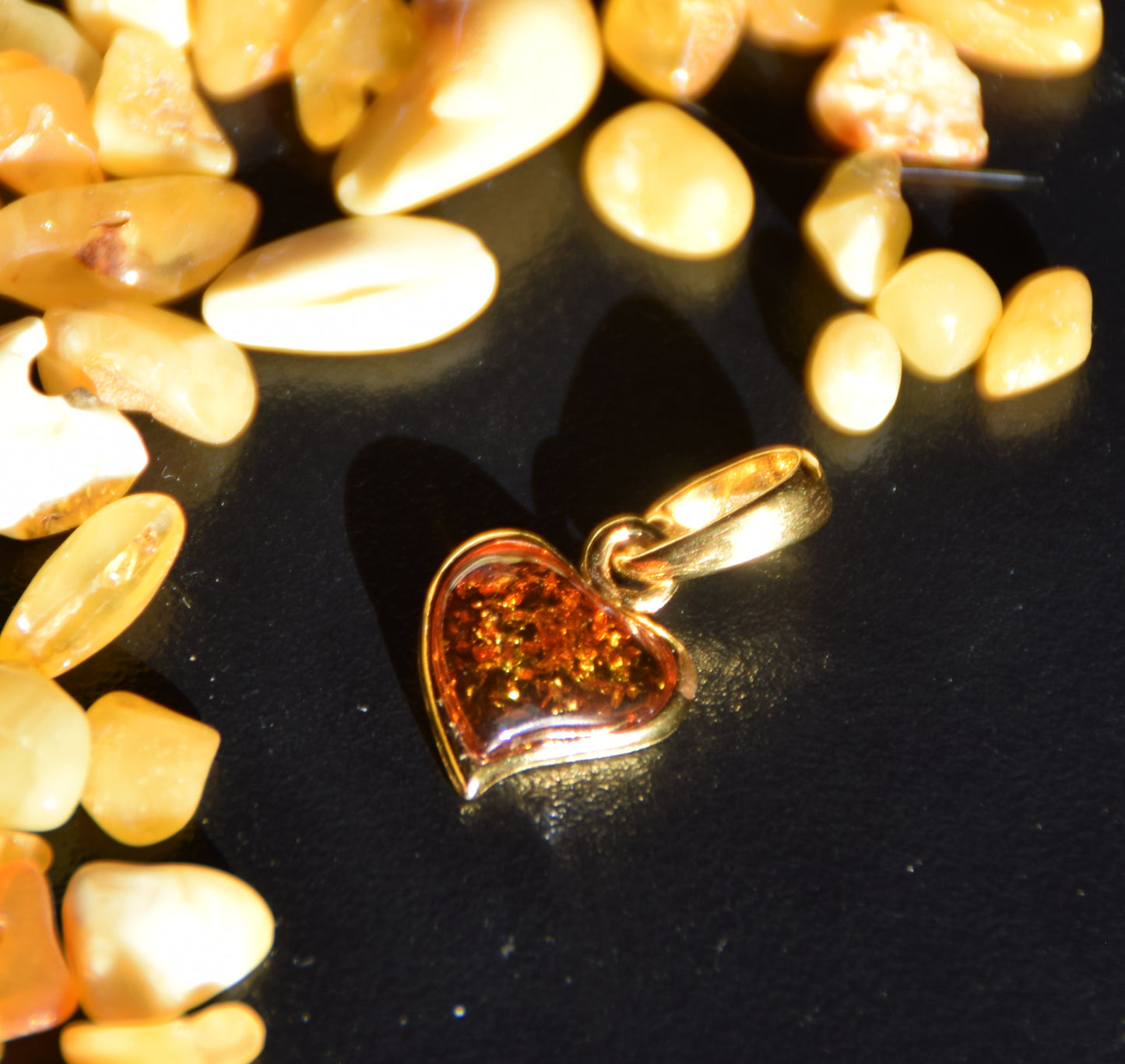 Romantico ciondolo con il cuore di Ambra naturale color cognac e Argento placcato in Oro 18k, MJ Baltica, BZW054