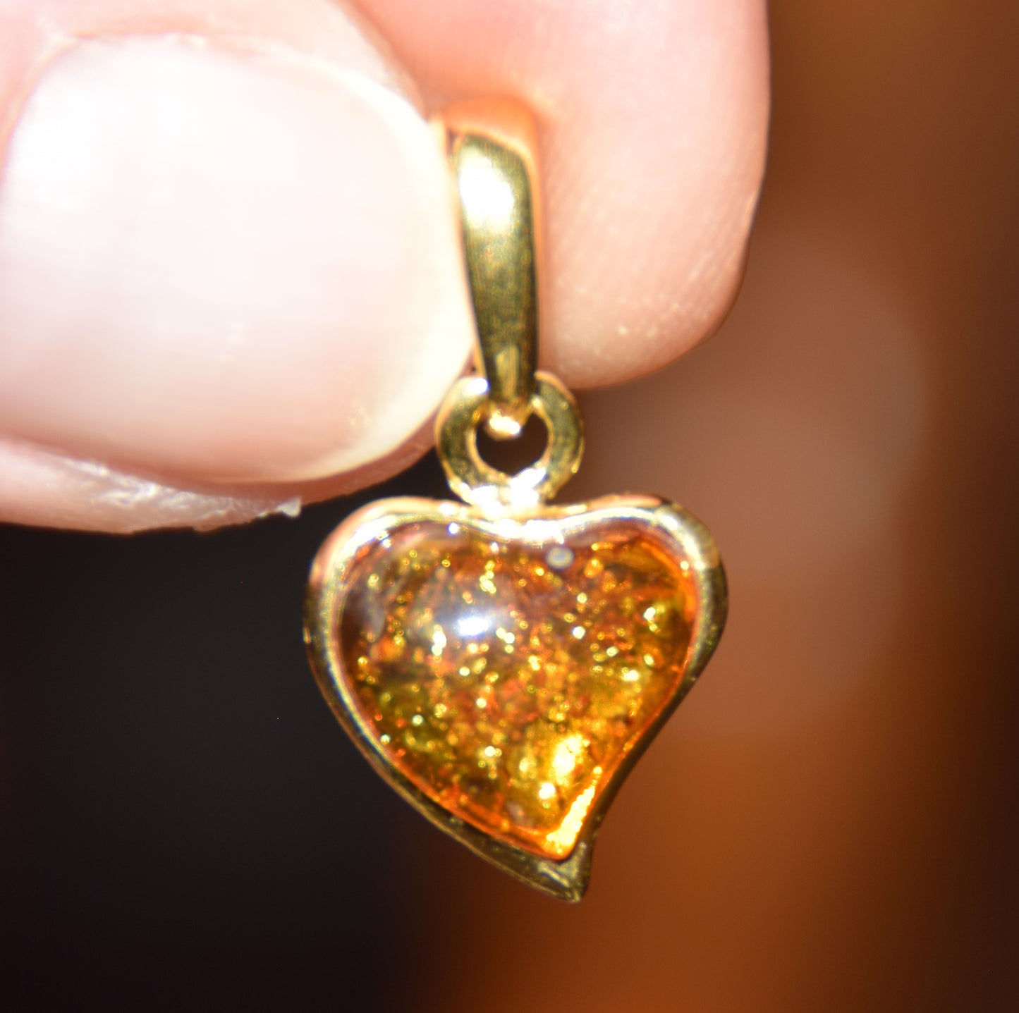 Romantico ciondolo con il cuore di Ambra naturale color cognac e Argento placcato in Oro 18k, MJ Baltica, BZW054