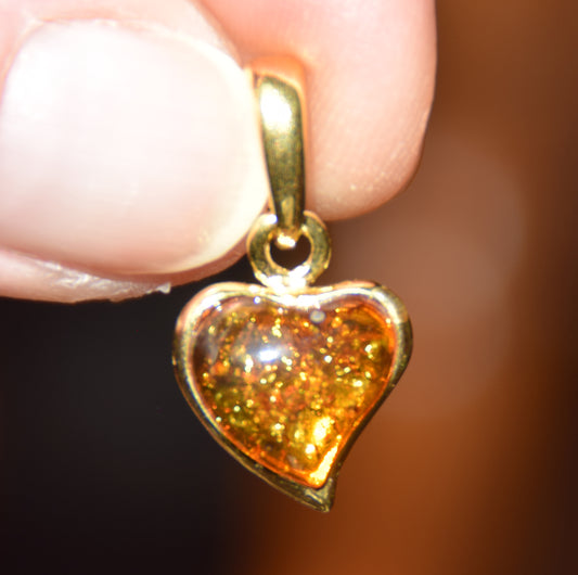 Romantico ciondolo con il cuore di Ambra naturale color cognac e Argento placcato in Oro 18k, MJ Baltica, BZW054