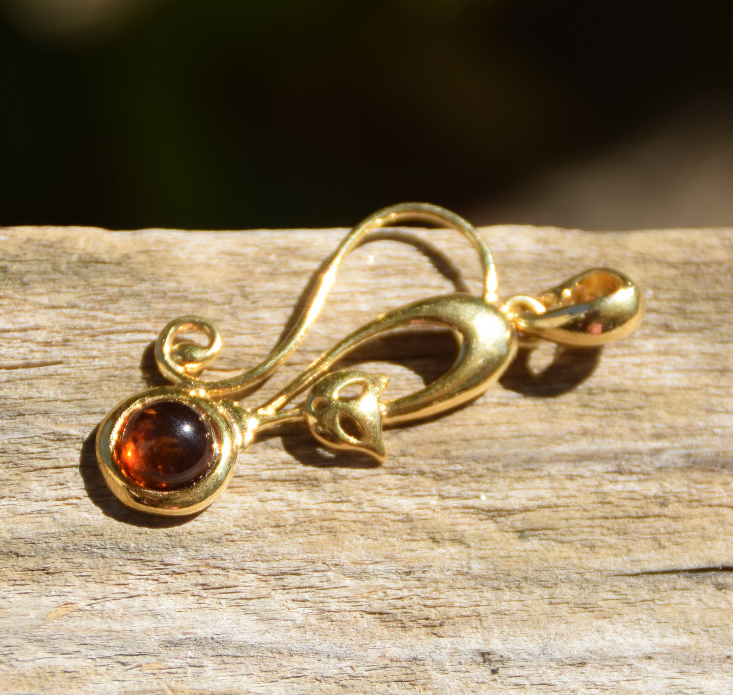 Ciondolo con gatto in Ambra naturale color cognac e Argento 925 placcato in Oro 18k, MJ Baltica, BZW058
