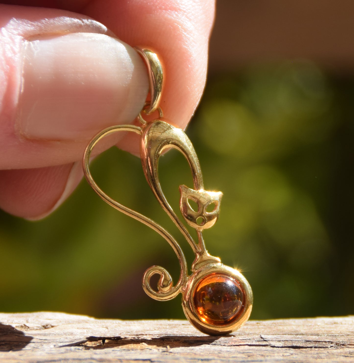 Ciondolo con gatto in Ambra naturale color cognac e Argento 925 placcato in Oro 18k, MJ Baltica, BZW058