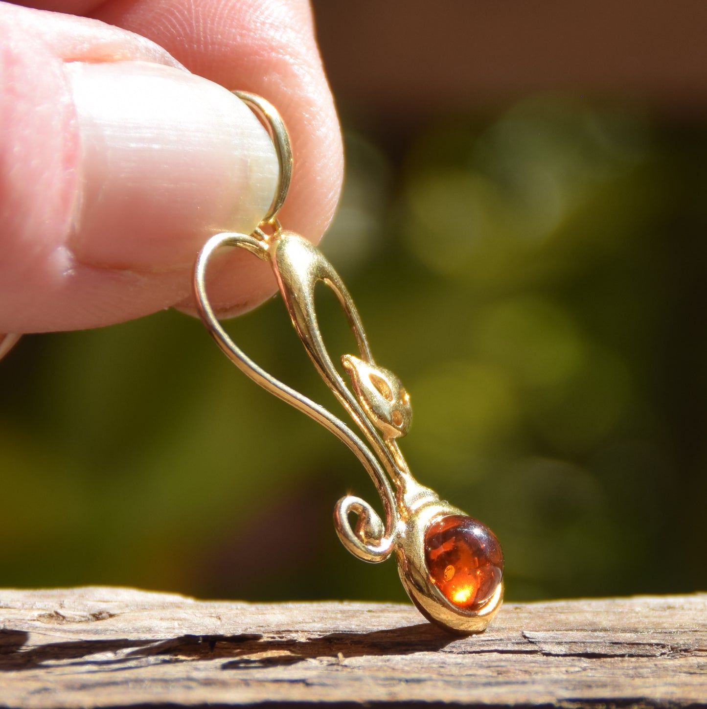 Ciondolo con gatto in Ambra naturale color cognac e Argento 925 placcato in Oro 18k, MJ Baltica, BZW058