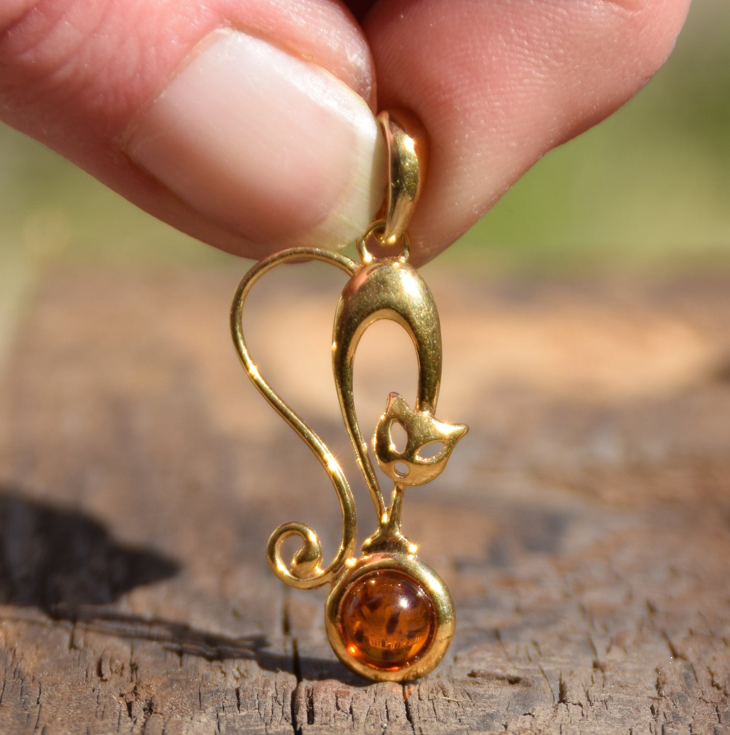 Ciondolo con gatto in Ambra naturale color cognac e Argento 925 placcato in Oro 18k, MJ Baltica, BZW058