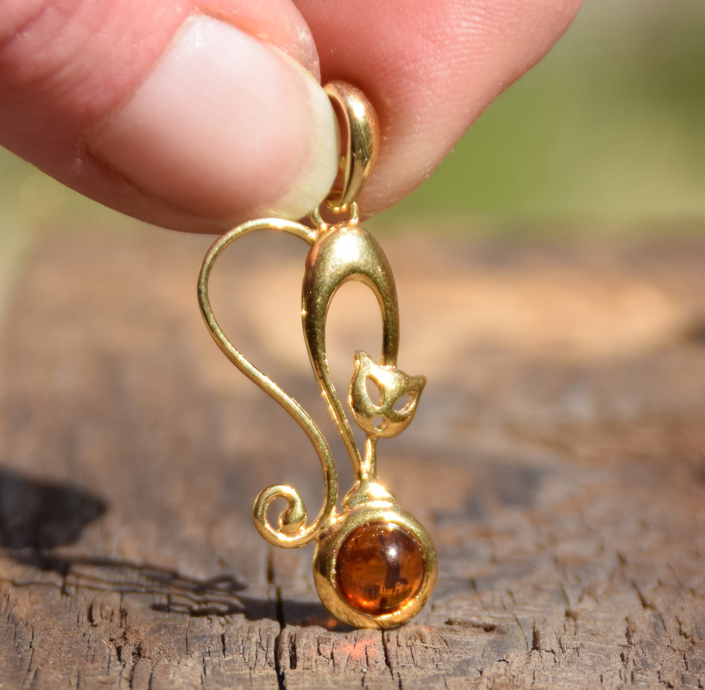 Ciondolo con gatto in Ambra naturale color cognac e Argento 925 placcato in Oro 18k, MJ Baltica, BZW058