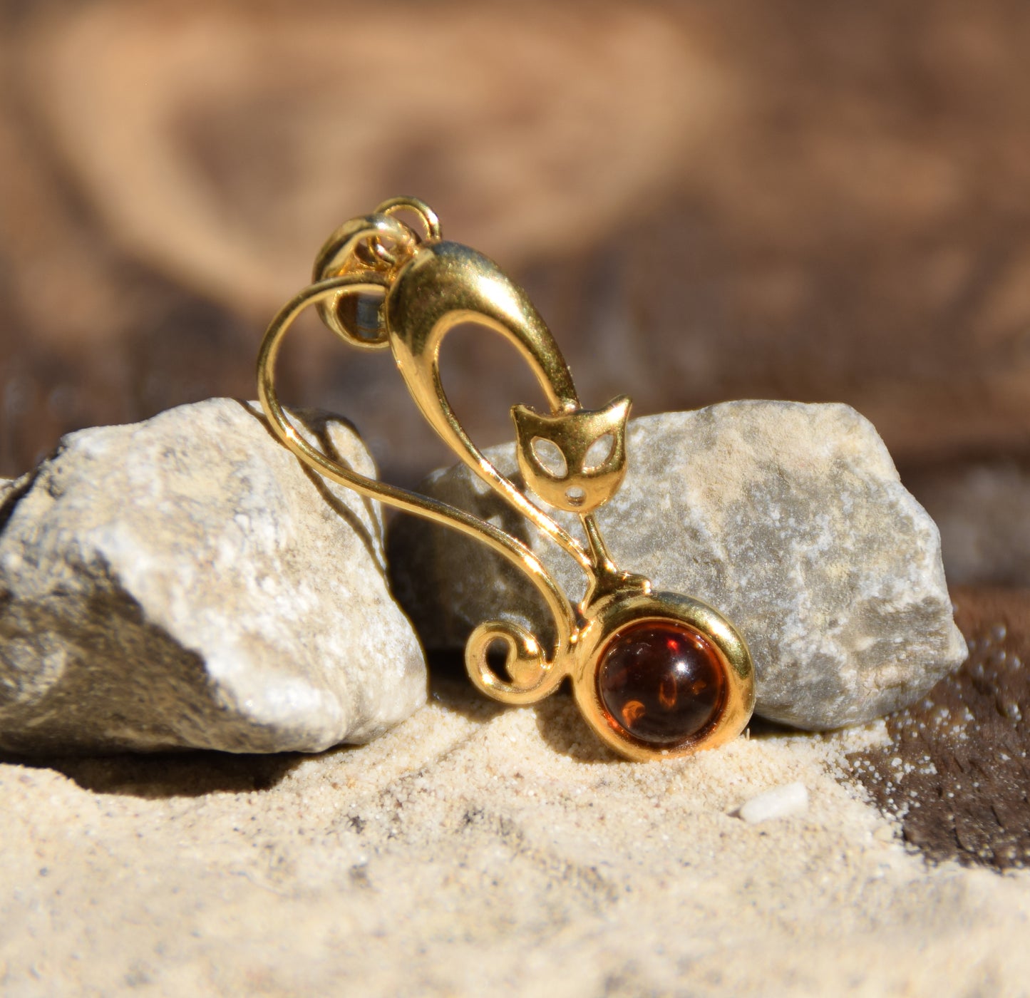 Ciondolo con gatto in Ambra naturale color cognac e Argento 925 placcato in Oro 18k, MJ Baltica, BZW058