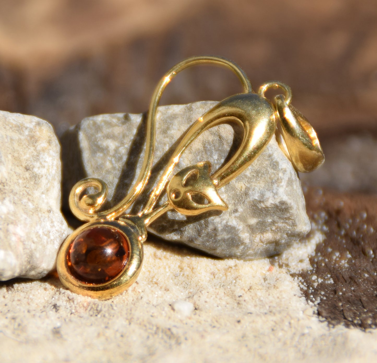Ciondolo con gatto in Ambra naturale color cognac e Argento 925 placcato in Oro 18k, MJ Baltica, BZW058