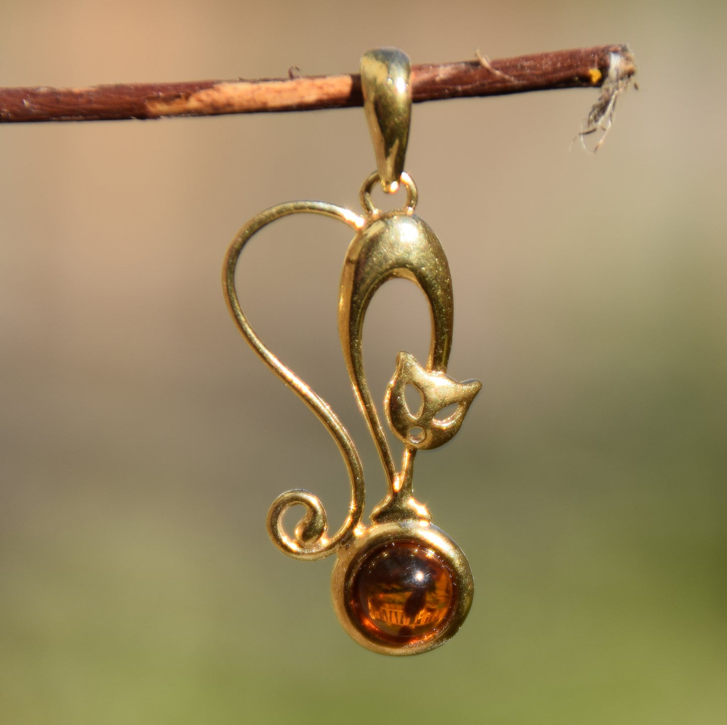Ciondolo con gatto in Ambra naturale color cognac e Argento 925 placcato in Oro 18k, MJ Baltica, BZW058